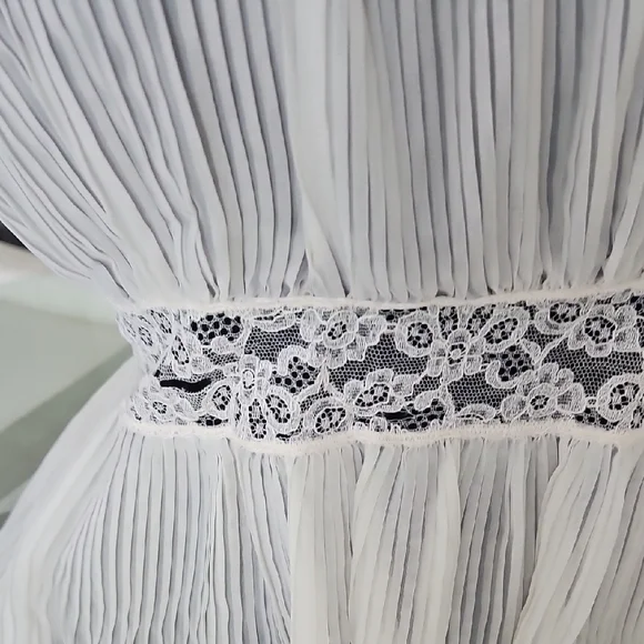 Elegant White Lace Night Gown - Picture 4 of 13